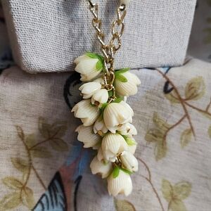 Hong Kong Cream Ivory Molded Flower Plastic Pikake Flower Vintage Necklace